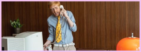 Tous aux abris, les influenceurs travail débarquent sur les réseaux Un homme au téléphone debout derrière son bureau