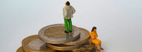 etude-precarite-pauvrete-inflation-europeen Personnage sur des pieces d'euros