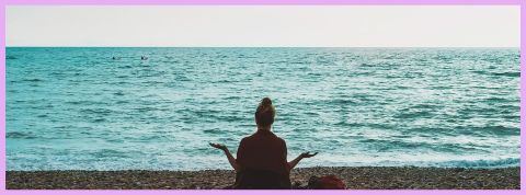 C'est quoi le respirianisme ? Une femme qui médite sur la plage face à la mer