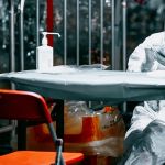 Un homme en blouse blanche