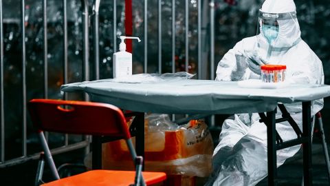 Un homme en blouse blanche