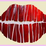 Une bouche rouge en papier découpé sur fond jaune