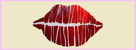 Les nouveaux mots Une bouche rouge en papier découpé sur fond jaune