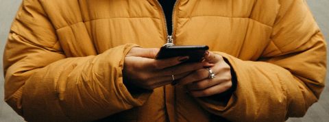 S'envoyer des SMS à soi-même Mains de femme sur smartphone