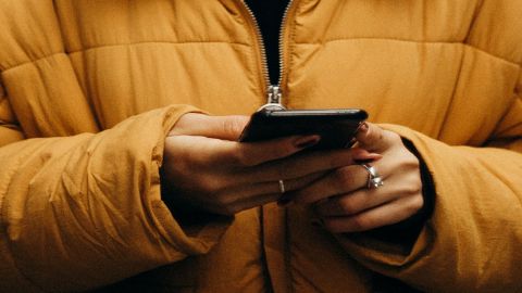 Mains de femme sur smartphone