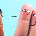 Expression de la discrimination raciale en dessinant des expressions avec les doigts