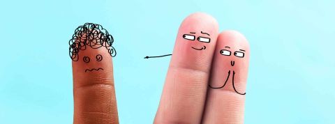 Une enquête révèle que la discrimination et le manque de diversité demeurent des réalités en entreprise. Expression de la discrimination raciale en dessinant des expressions avec les doigts