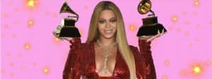 Beyoncé et ses trophées musicaux entre les mains