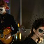 Deux jeunes ambiance dark au piano et à la guitare