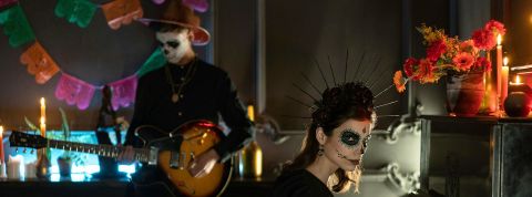Apocalypse pop : la GenZ canalise son éco-anxiété en musique Deux jeunes ambiance dark au piano et à la guitare