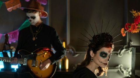 Deux jeunes ambiance dark au piano et à la guitare