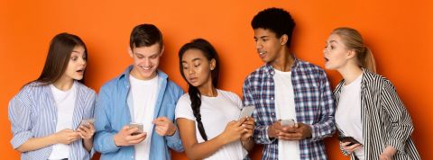 L'application Gas cartonne chez les jeunes adolescents américains. Son credo ? La positivité. Adolescents avec leur smartphone