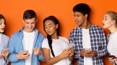 Adolescents avec leur smartphone