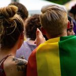Jeunes avec un drapeau LGBT