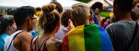 Selon un nouveau rapport, près de 30 % des membres de la génération Z s'identifient comme autre chose qu'hétéro. Jeunes avec un drapeau LGBT
