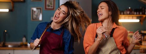 Zoom sur les tendances food de TikTok 2 femmes chantant en faisant la cuisine