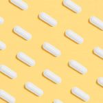 Lignes de médicaments sur fond jaune