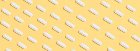 Des IA bientôt capables de créer de nouveaux médicaments Lignes de médicaments sur fond jaune