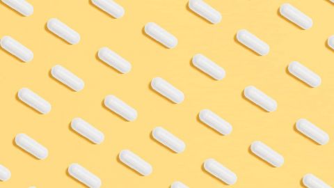 Des IA bientôt capables de créer de nouveaux médicaments Lignes de médicaments sur fond jaune