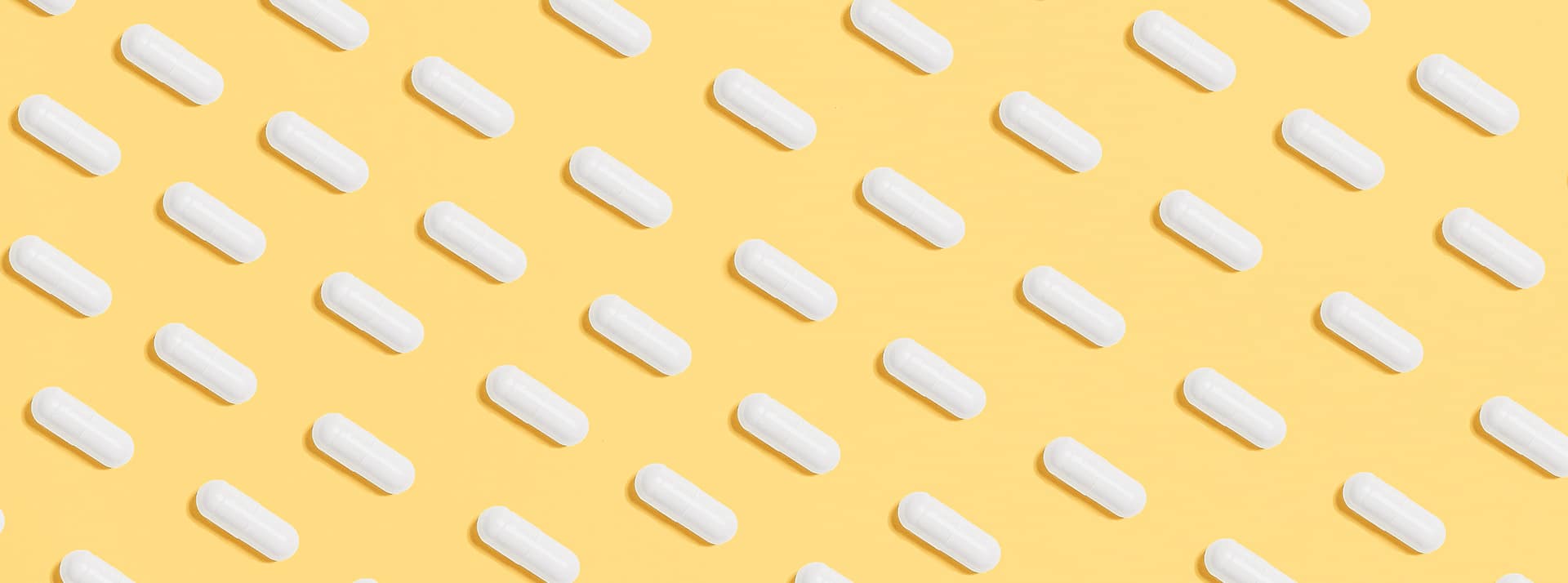 Lignes de médicaments sur fond jaune