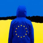 Une personne en veste bleue avec étoiles Europe et drapeau ukrainien en fond