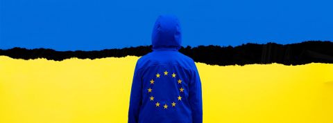Gafam, acteurs géopolitiques Une personne en veste bleue avec étoiles Europe et drapeau ukrainien en fond