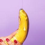 une banane sur laquelle on verse une substance visqueuse