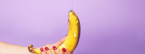 Deon-Black une banane sur laquelle on verse une substance visqueuse