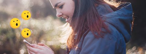 Luke-Porter une jeune fille regarde son portabel