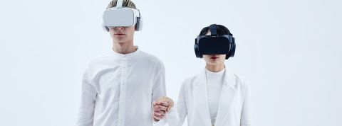 IA génératives Un homme et une femme avec casques VR sur fond blanc