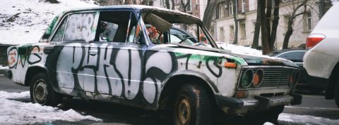 Mikhail-Volkov Une lada pleine de tag