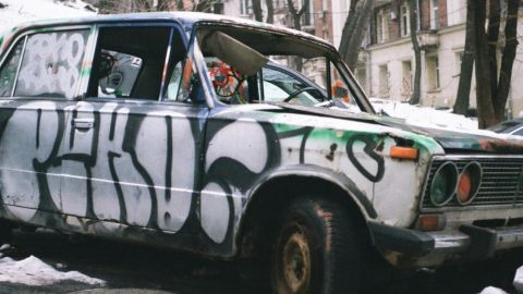 Mikhail-Volkov Une lada pleine de tag