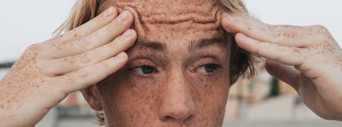 Quelles sont les grandes péoccupations des Français ? Jeune homme se fronçant le front