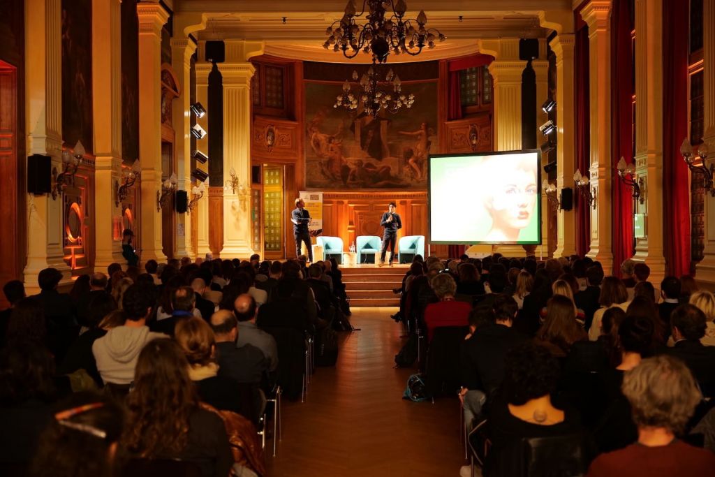 conférence dans un lieu fermé