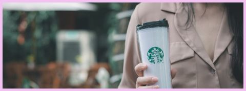 Ils pensent que Starbucks va les sauver du Covid Une femme tient une boisson Starbucks