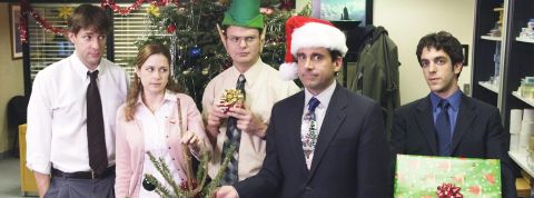 Secret Santa au bureau : non merci 5 femmes et hommes dans un bureau avec des chapeaux de Noël