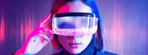 Du Web2 au Web3, bienvenue dans le métavers Femme asiatique avec casque VR