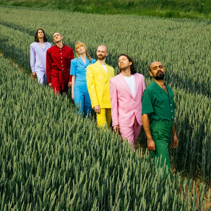 6 personnes dans un champ