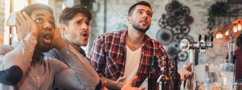 Coupe du monde : un groupe de militant pro-climat pacifiques éteins les télévisions pendant les matchs Amis de sexe masculin tristes, regarder le football à bar
