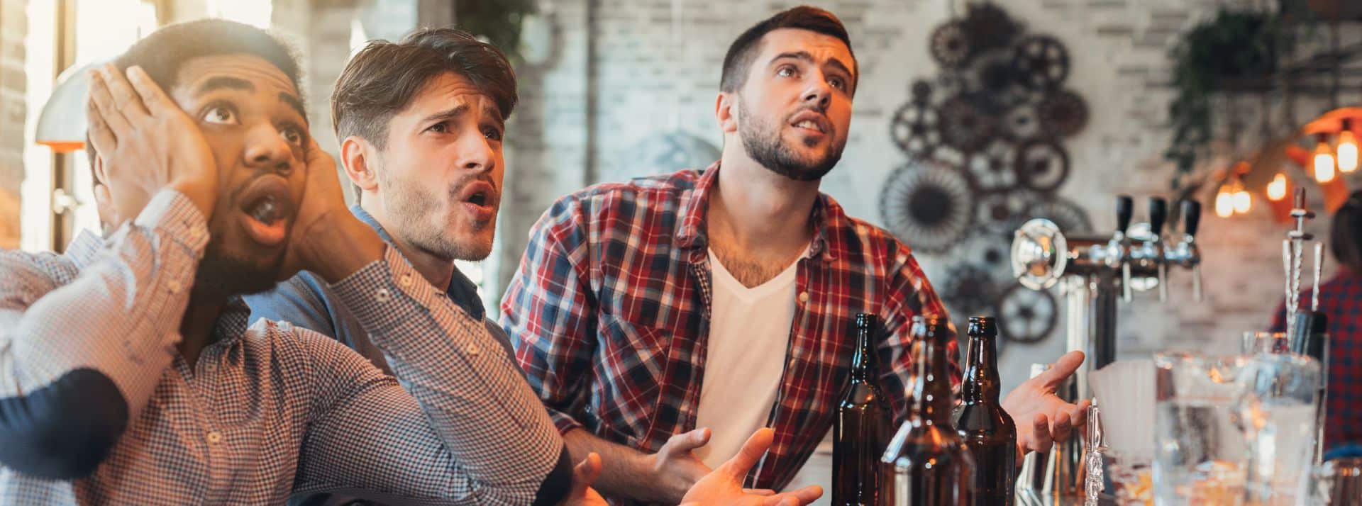 Coupe du monde : un groupe de militant pro-climat pacifiques éteins les télévisions pendant les matchs - L'ADN Amis de sexe masculin tristes, regarder le football à bar