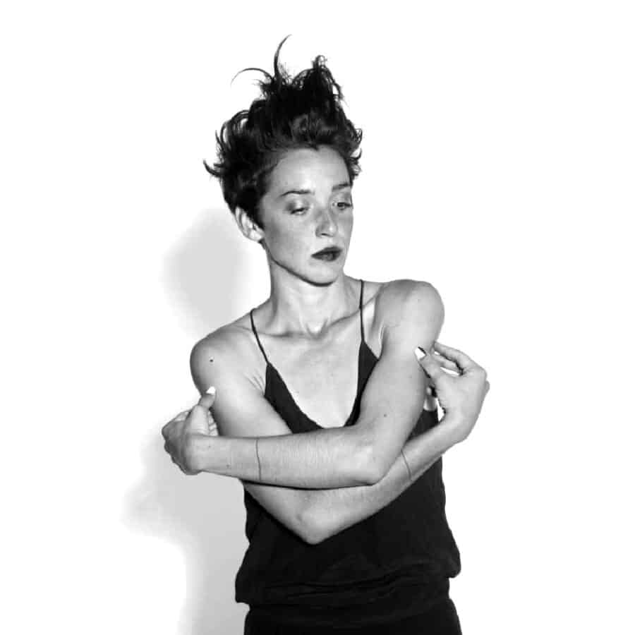 femme de face en noir et blanc