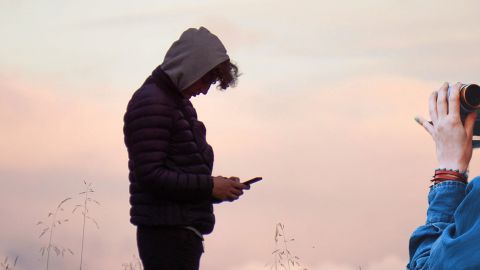 une mère espionne son enfant