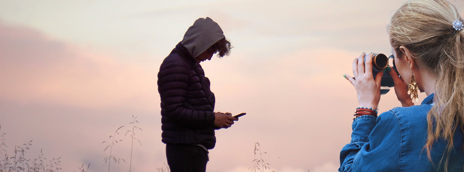 une mère espionne son enfant