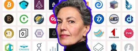 BOOMERS investissent plus en cryptos Une boomer sur fond de logos de cryptos