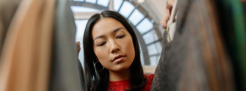 le retail en 2023 Jeune femme regardant des vêtements dans une boutique