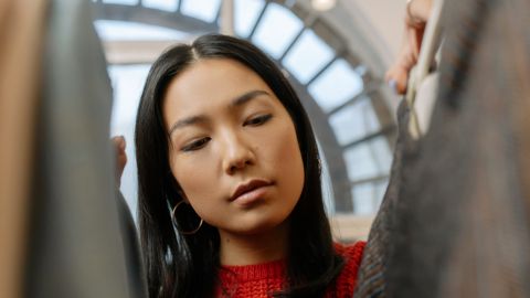 le retail en 2023 Jeune femme regardant des vêtements dans une boutique