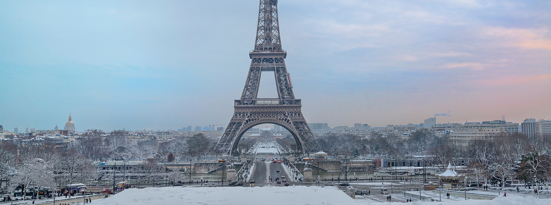 Vue de la Tour Eiffel sous la neige