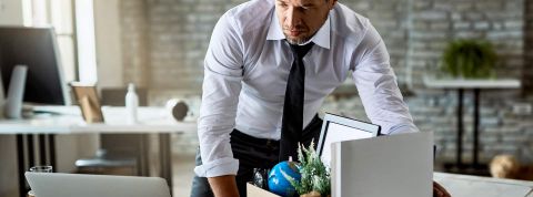 Pas tous égaux face au quiet quitting Un homme blanc fait ses cartons dans son bureau