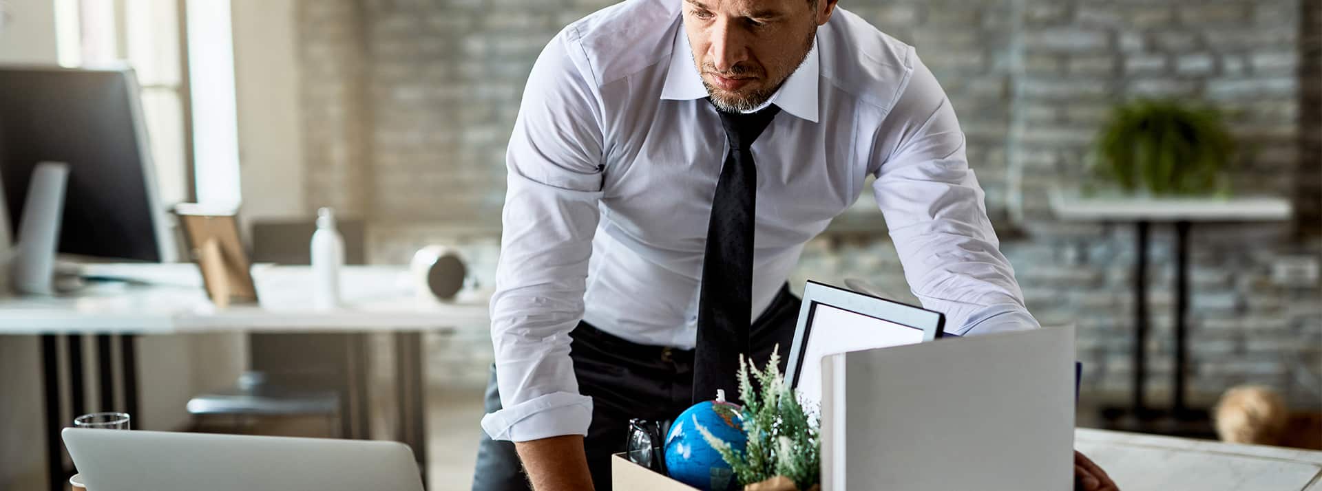 Pas tous égaux face au quiet quitting Un homme blanc fait ses cartons dans son bureau