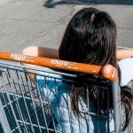 Fille de dos dans un caddie